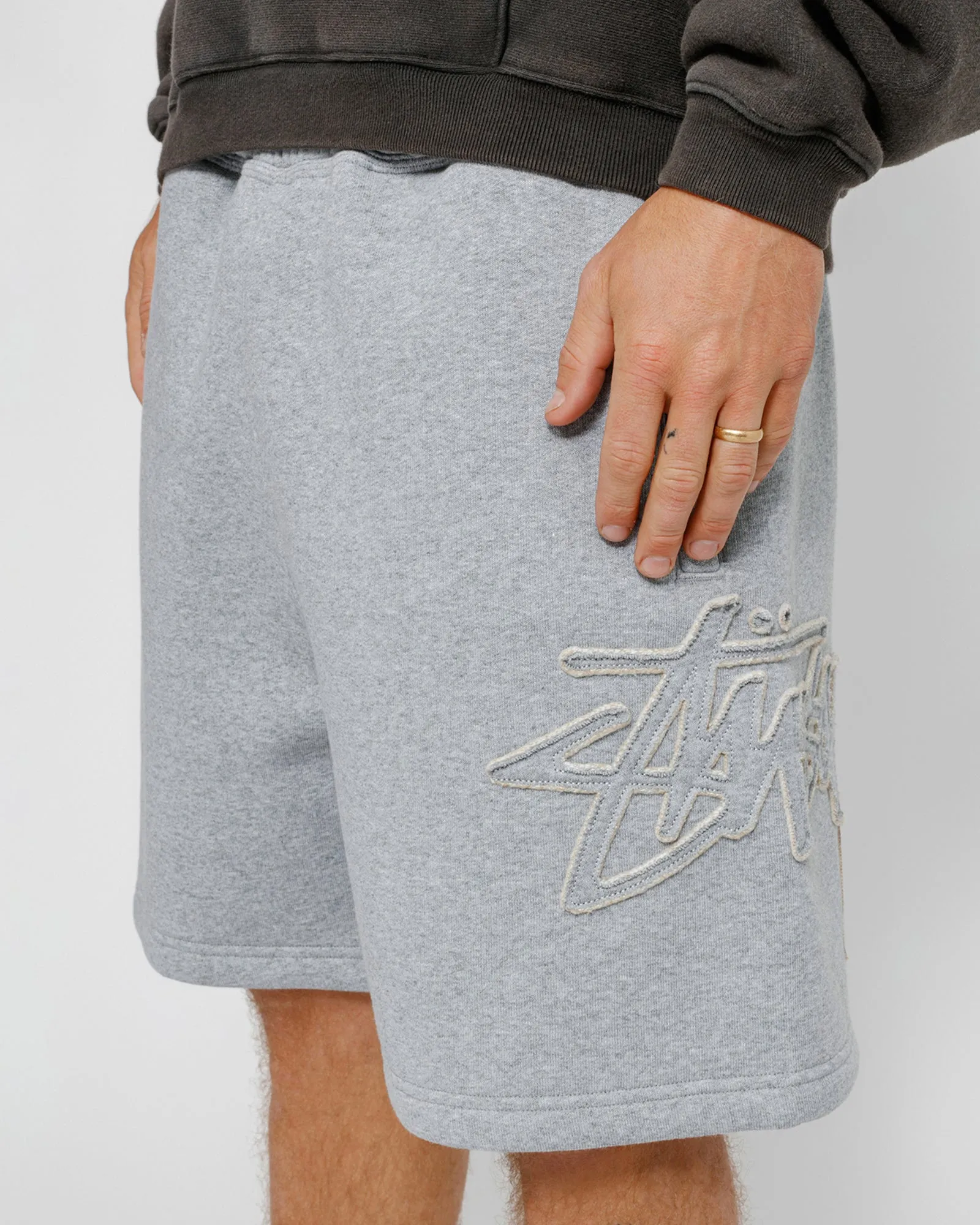 FLEECE SHORT TONAL APPLIQUE